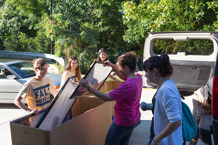 volunteers helping with move in 