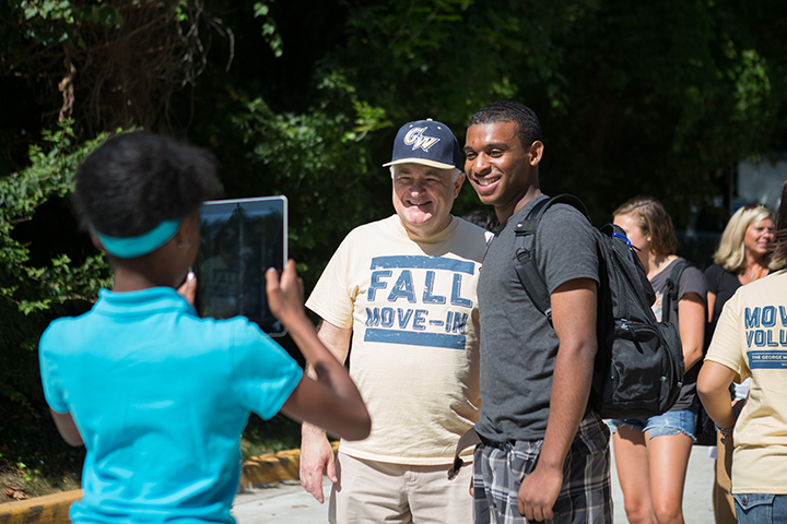 steven knapp meeting with students at move in
