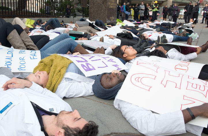 Medical students demonstrate for #WhiteCoats4BlackLives. (Photo: William Atkins)