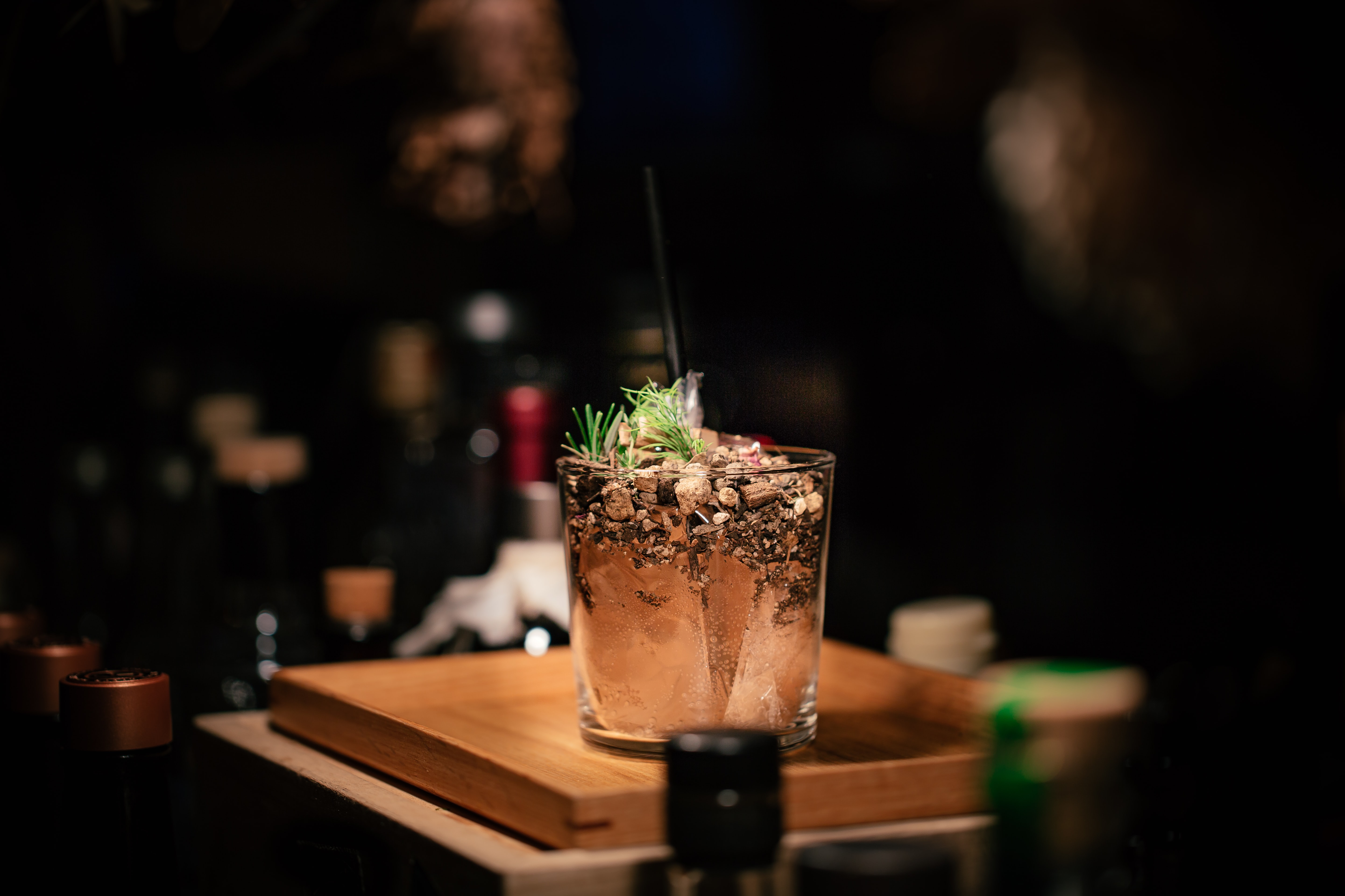 Cocktail in a lowball glass (Ash Edmonds on Unsplash)