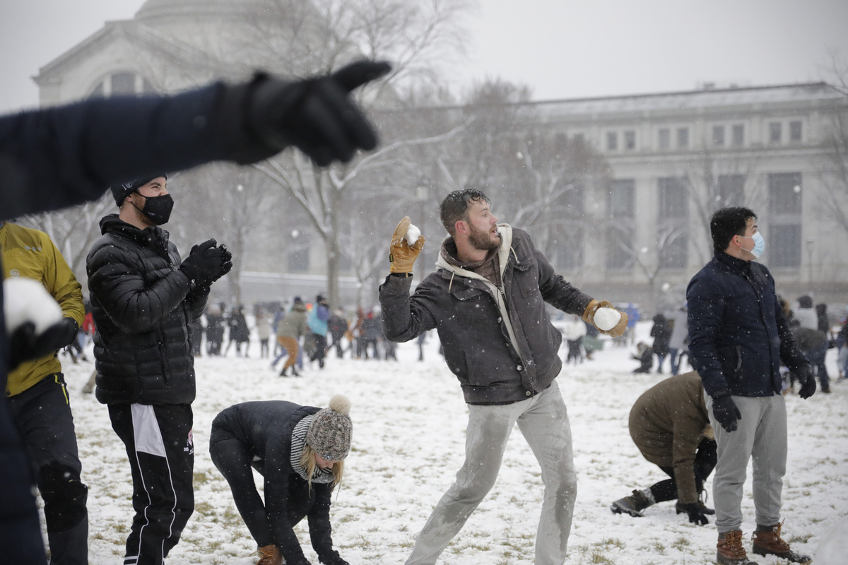Snowball fight on the National Mall Snowbal fight in Foggy Bottom