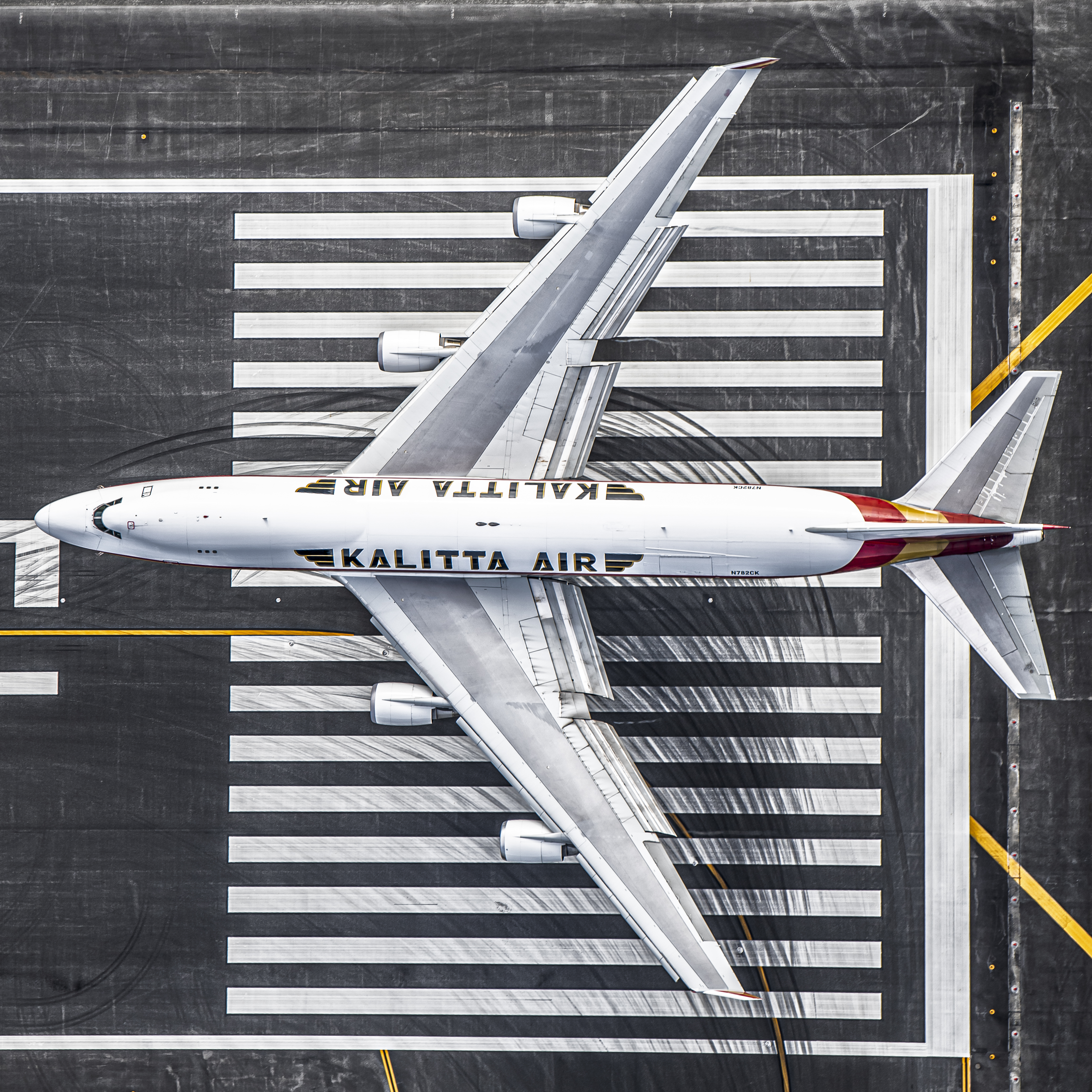 An overhead photo of a 747 landing in Anchorage in 2020 taken by alumnus Ryan Patterson.