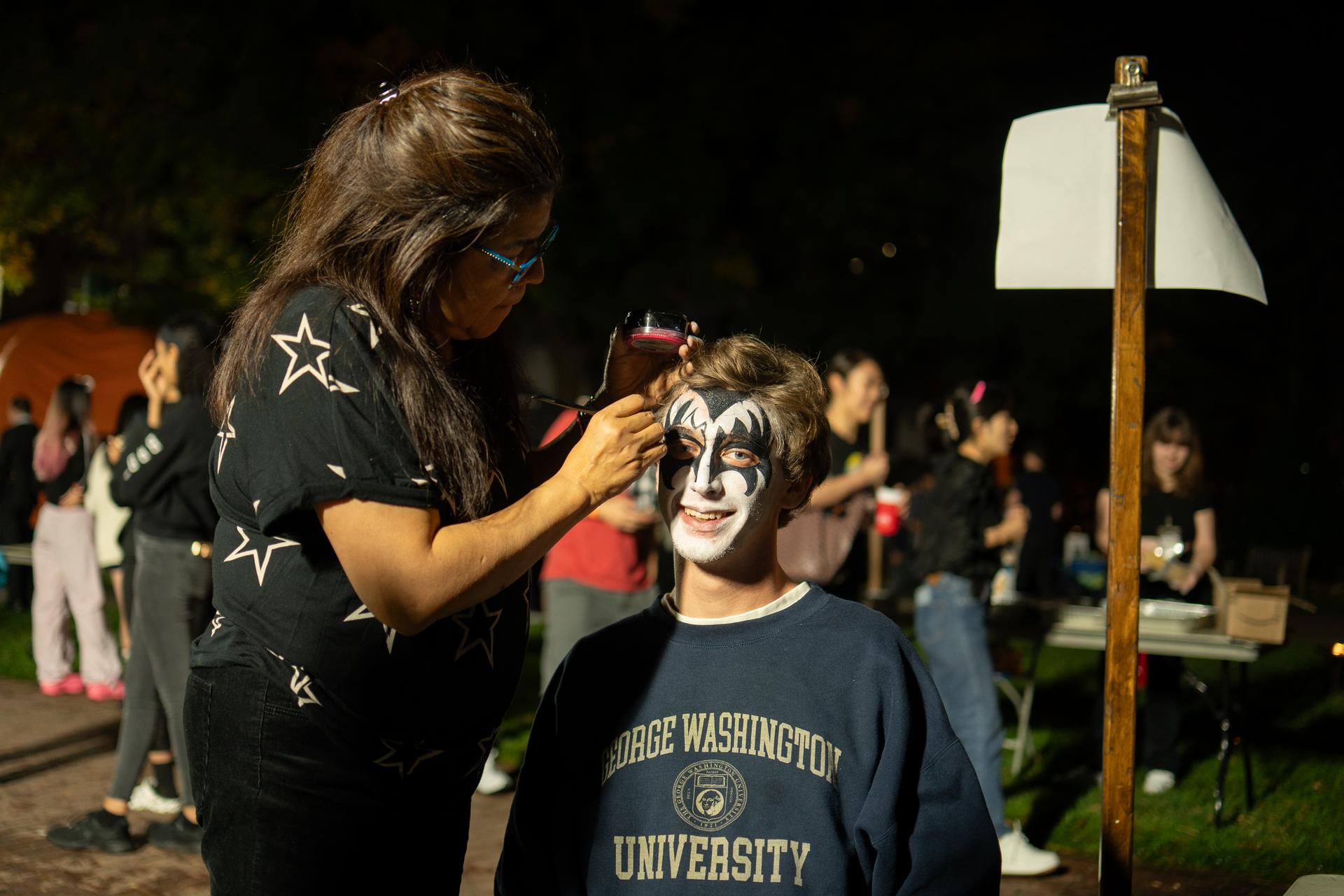 GW student gets their face painted
