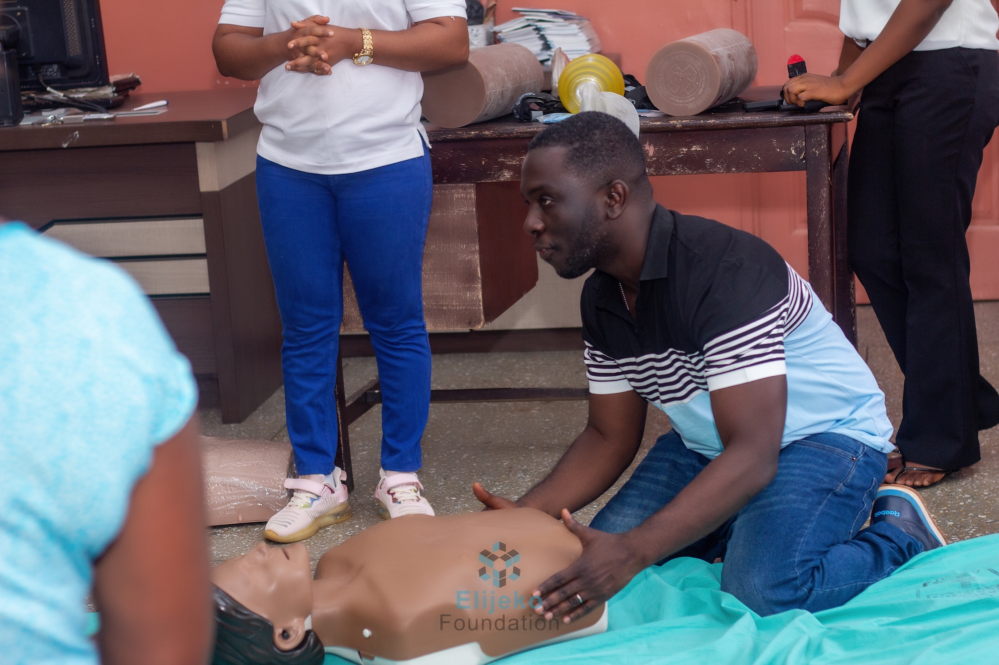Andrews Nyantakyi demonstrates CPR on a mannequin at a training session organized by his nonprofit Elijeko Foundation. (Courtesy Elijeko Foundation)