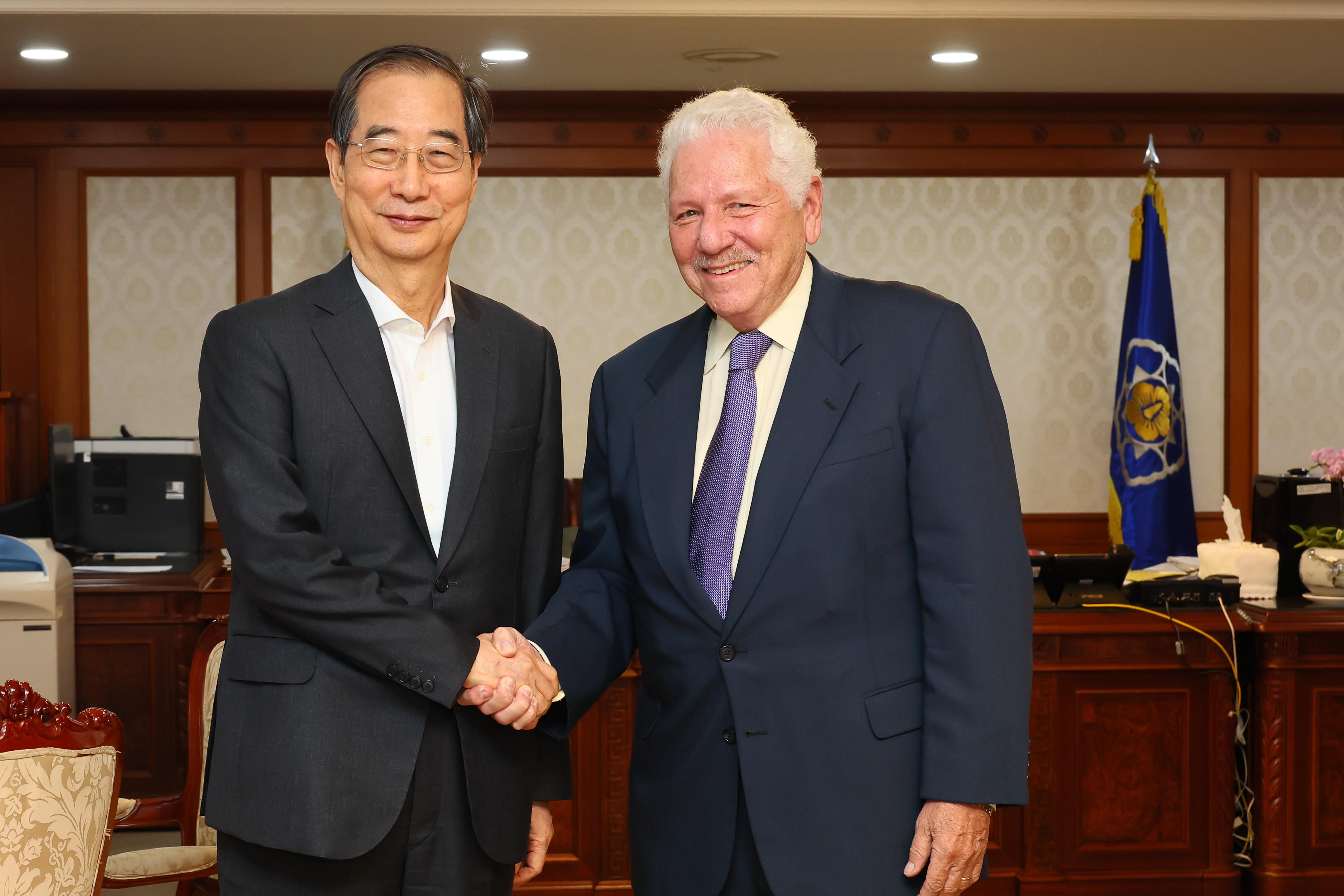  Prime Minister Han Duck-soo of South Korea meets with GW School of Business professor Danny Leipziger in Seoul.