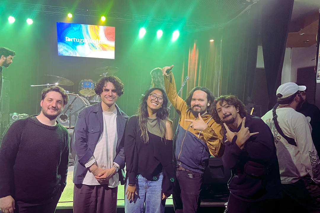 Kaia Arditha (center) met the Chilean band Tortuganónima.