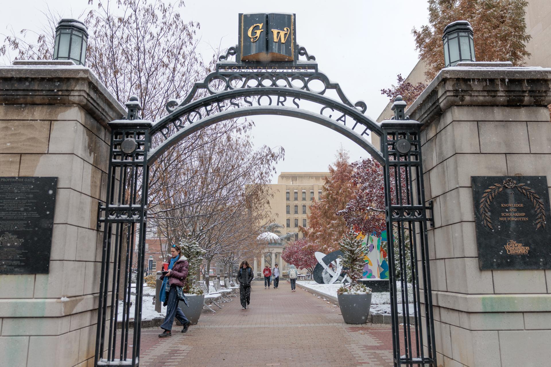 Snow falls on Kogan Plaza in December 2025. (William Atkins/GW Today)