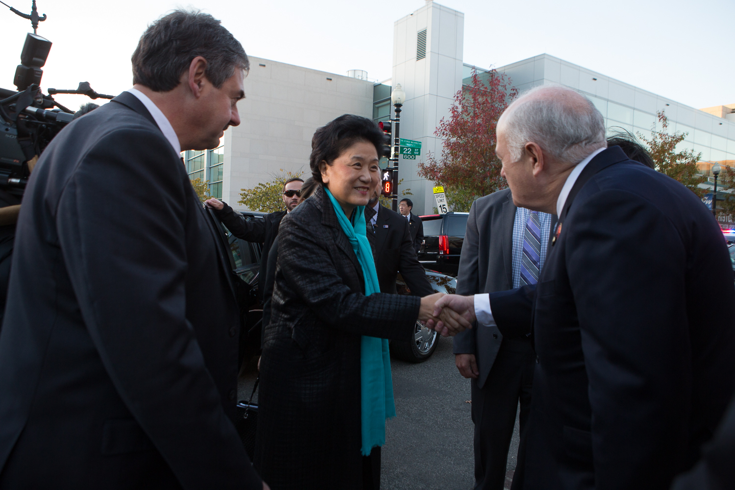 President Knapp greets Vice Premier Liu and Chinese delegates in front of the Confucius Institute.