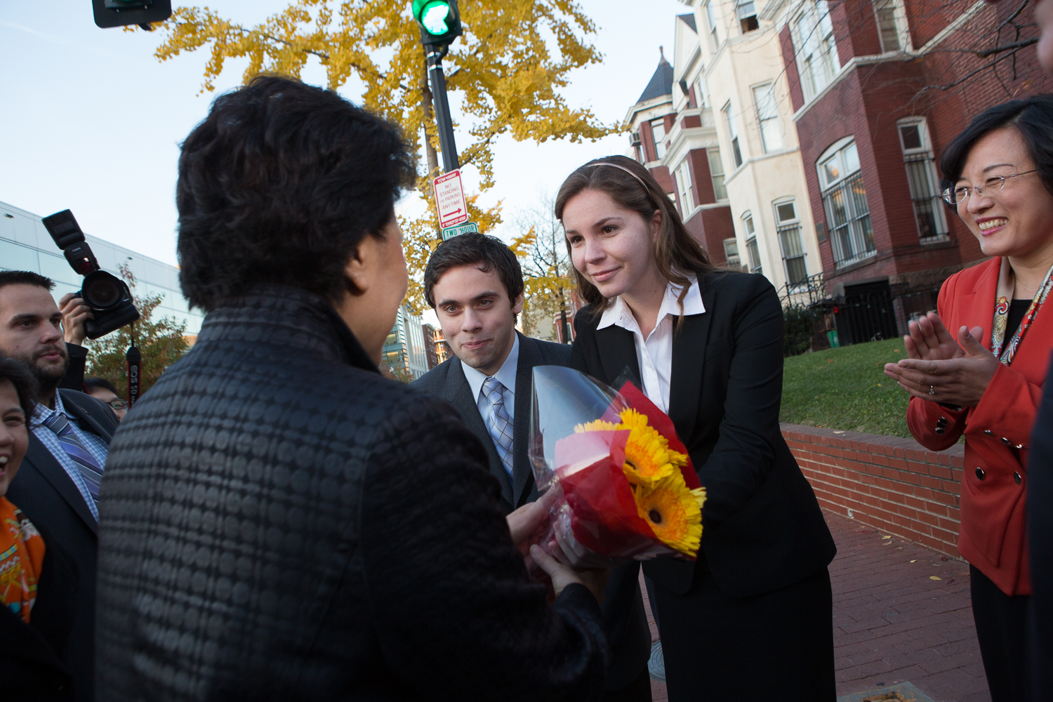 Vice Premier Liu receives a bouquet of flowers on behalf of the university.