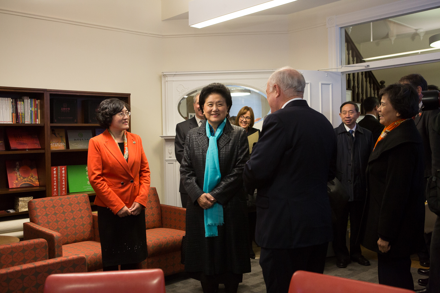 President Knapp welcomes Vice Premier Liu to GW’s recently opened Confucius Institute.