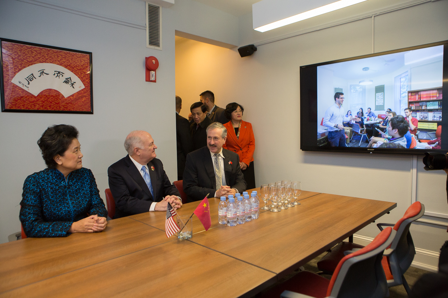 President Knapp, Provost Steve Lerman and Vice Premier Liu tour the Confucius Institute.