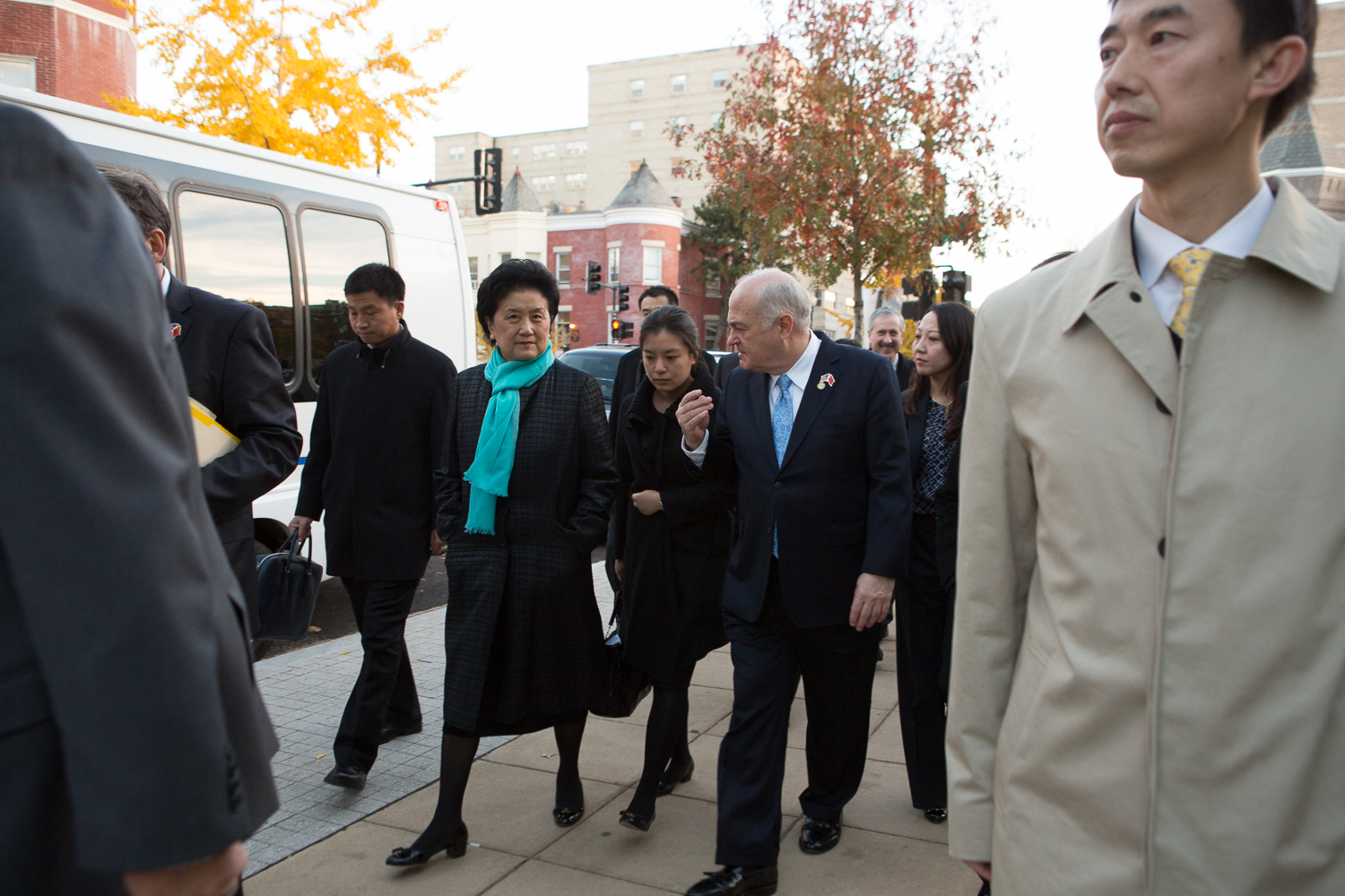 President Knapp escorts Vice Premier Liu to the Charles E. Smith Center.