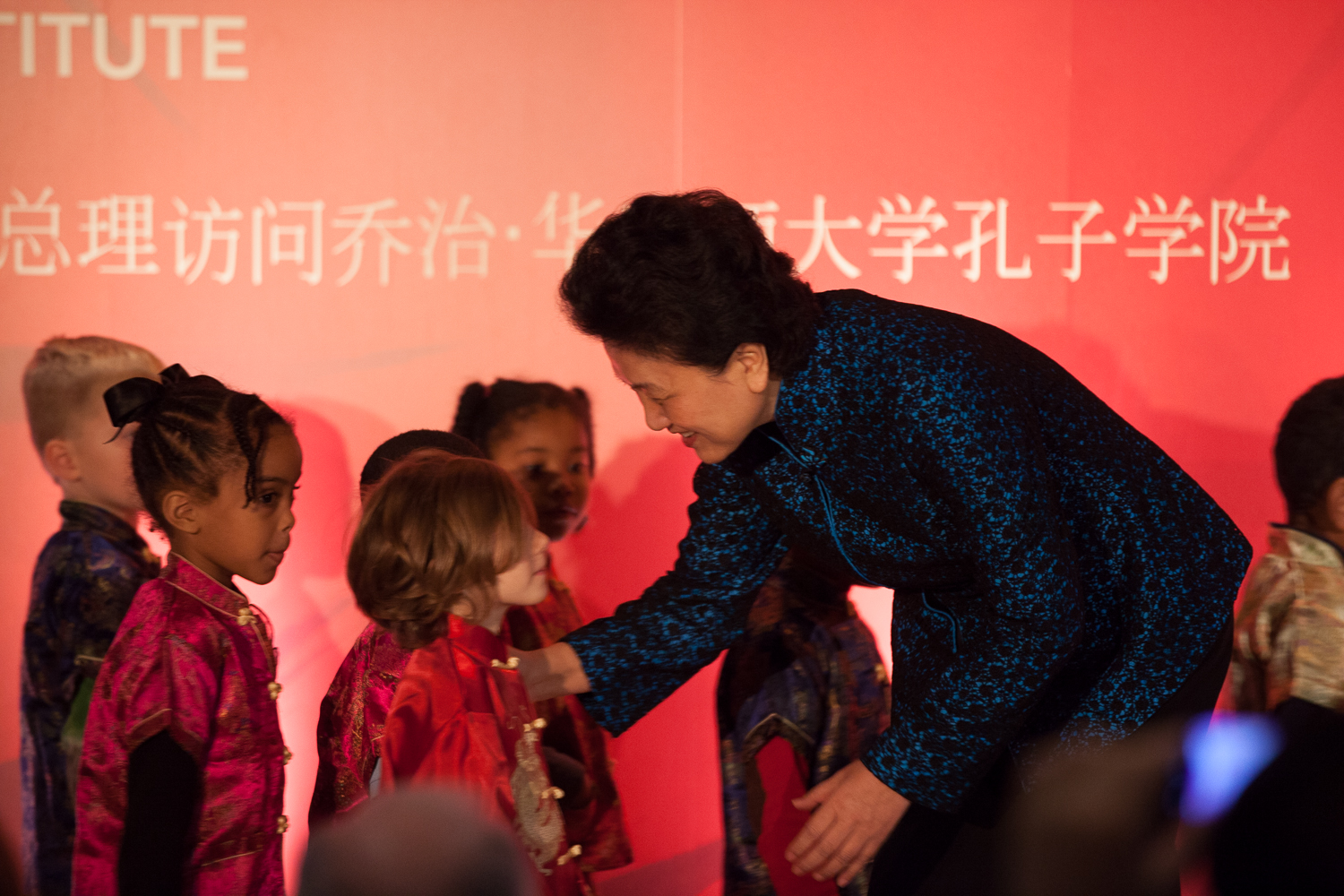 Vice Premier Liu greets children from the University of Maryland Confucius Classrooms.