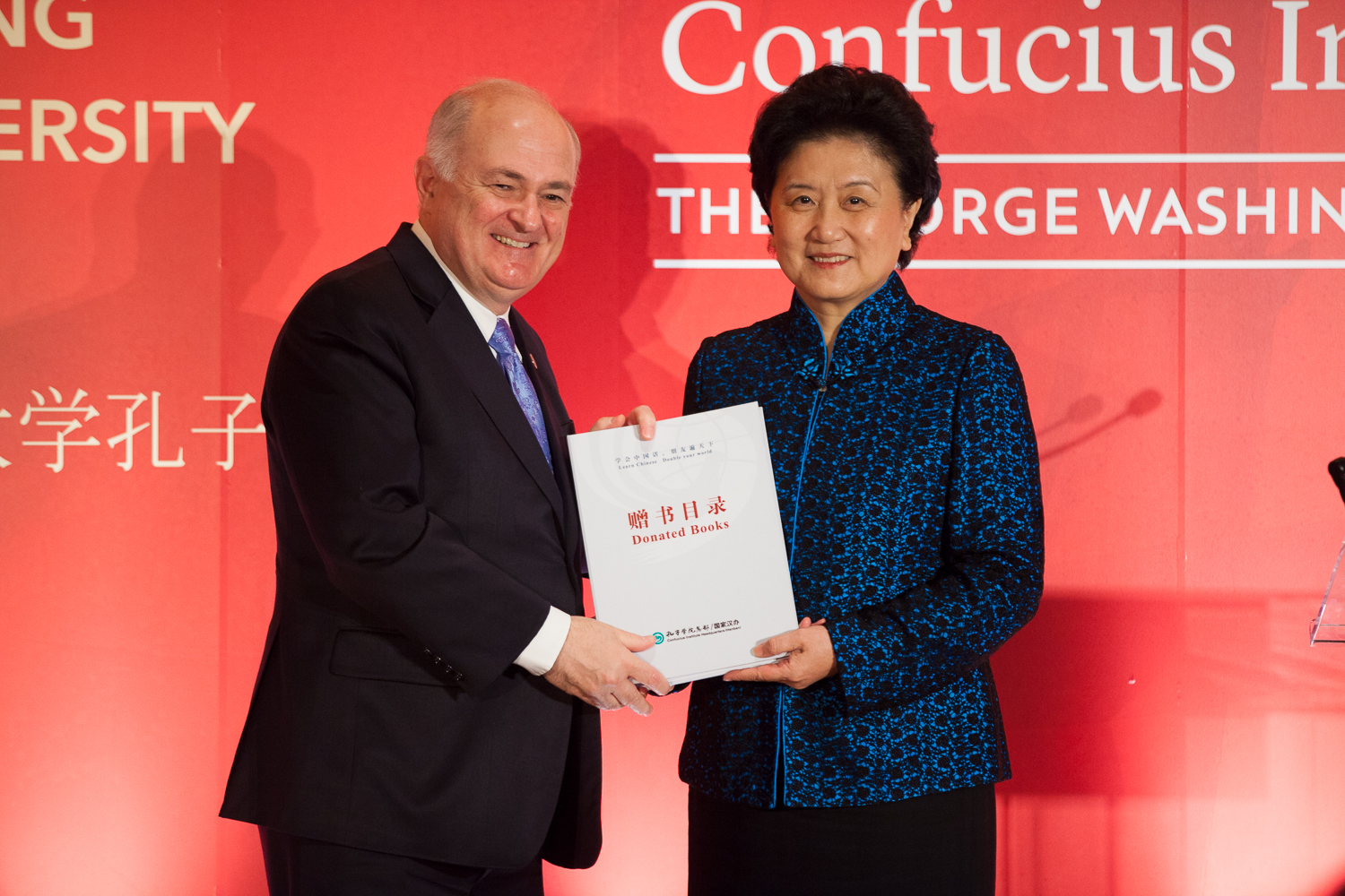 President Knapp and Vice Premier Liu show off a donated book. The Council of Confucius Institute Headquarters will donate more t