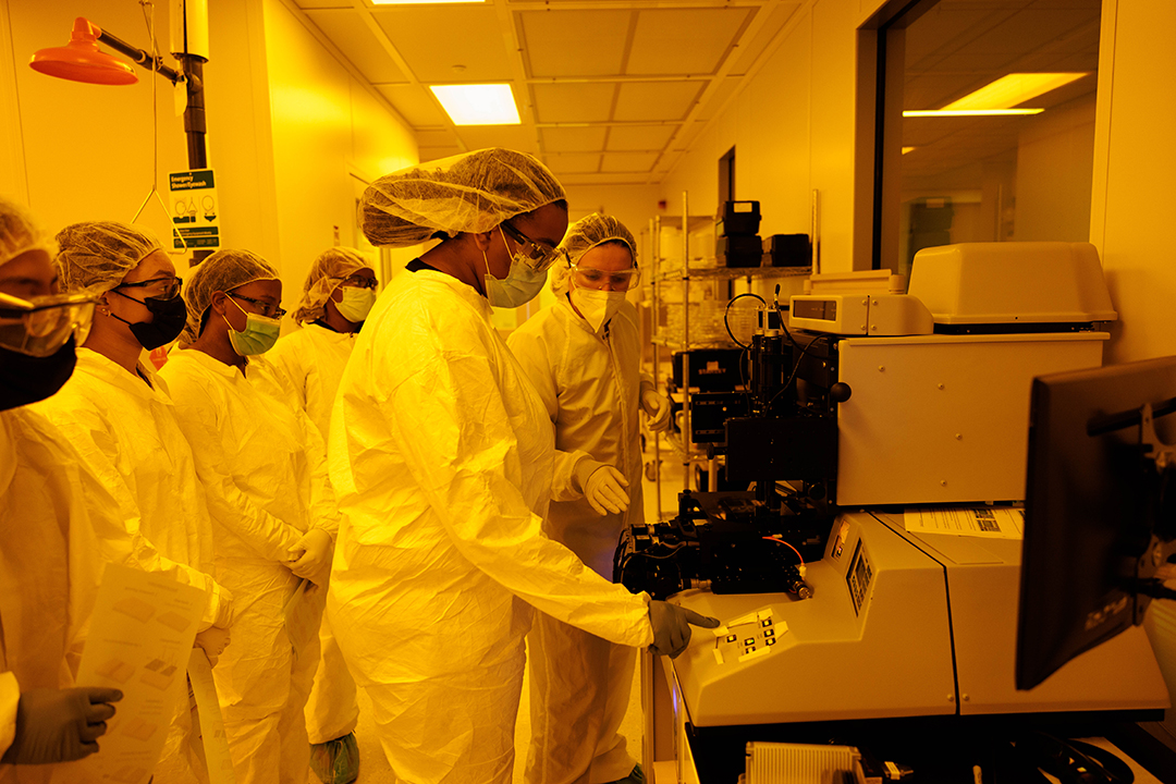 studnets in the cleanroom