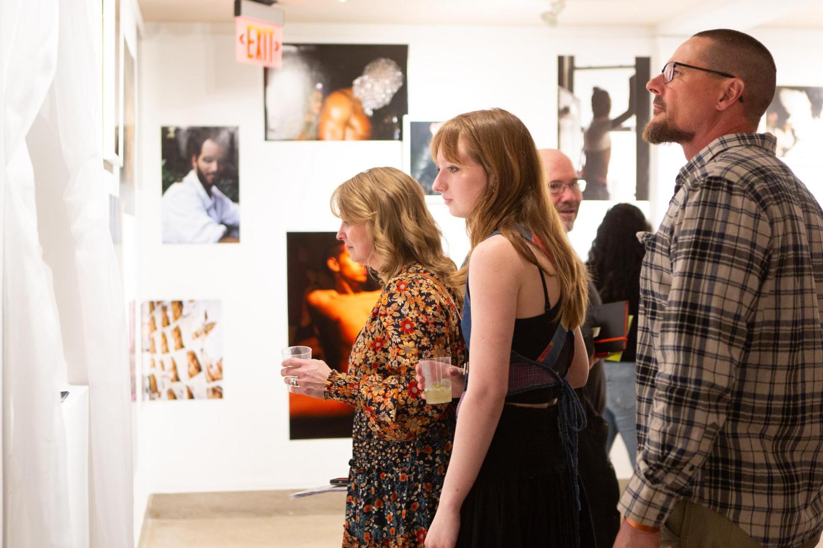 Extravaganza guests view artwork