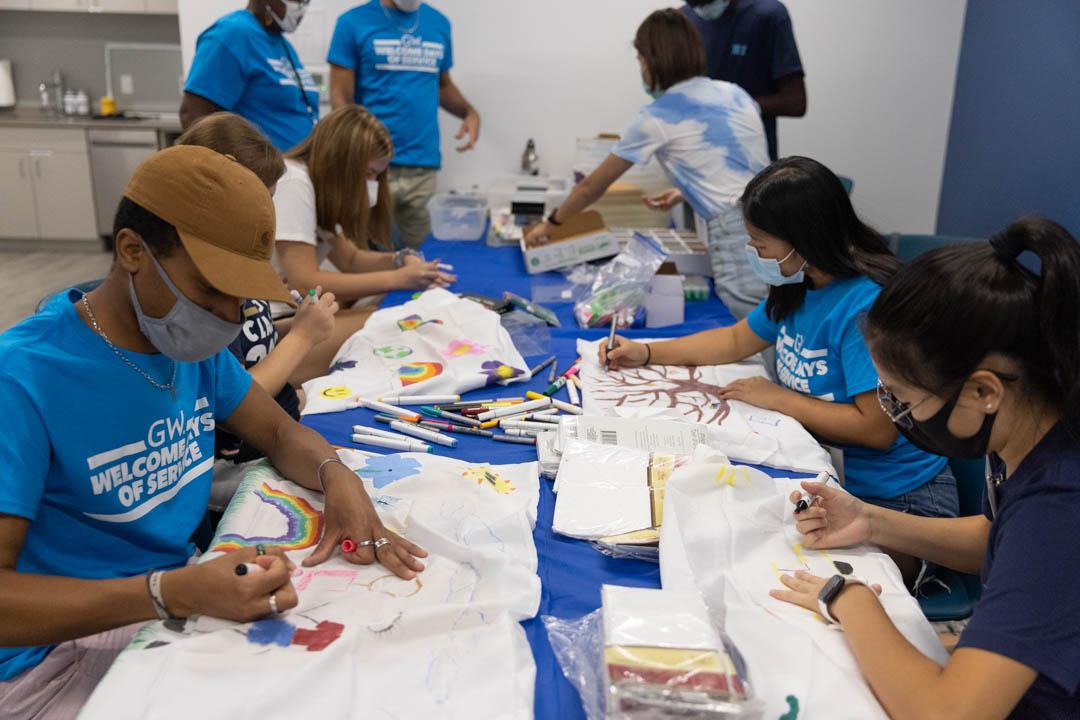 GW students decorate shirts during Welcome Days of Service 2021.