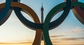 The Olympic rings in front of the eiffel tower. 