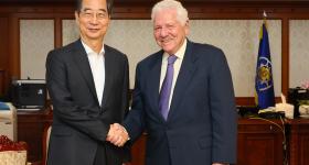  Prime Minister Han Duck-soo of South Korea meets with GW School of Business professor Danny Leipziger in Seoul.