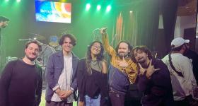 Kaia Arditha (center) met the Chilean band Tortuganónima.